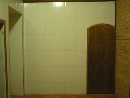 Assentamento Cerâmico + Instalação de Porta de Madeira